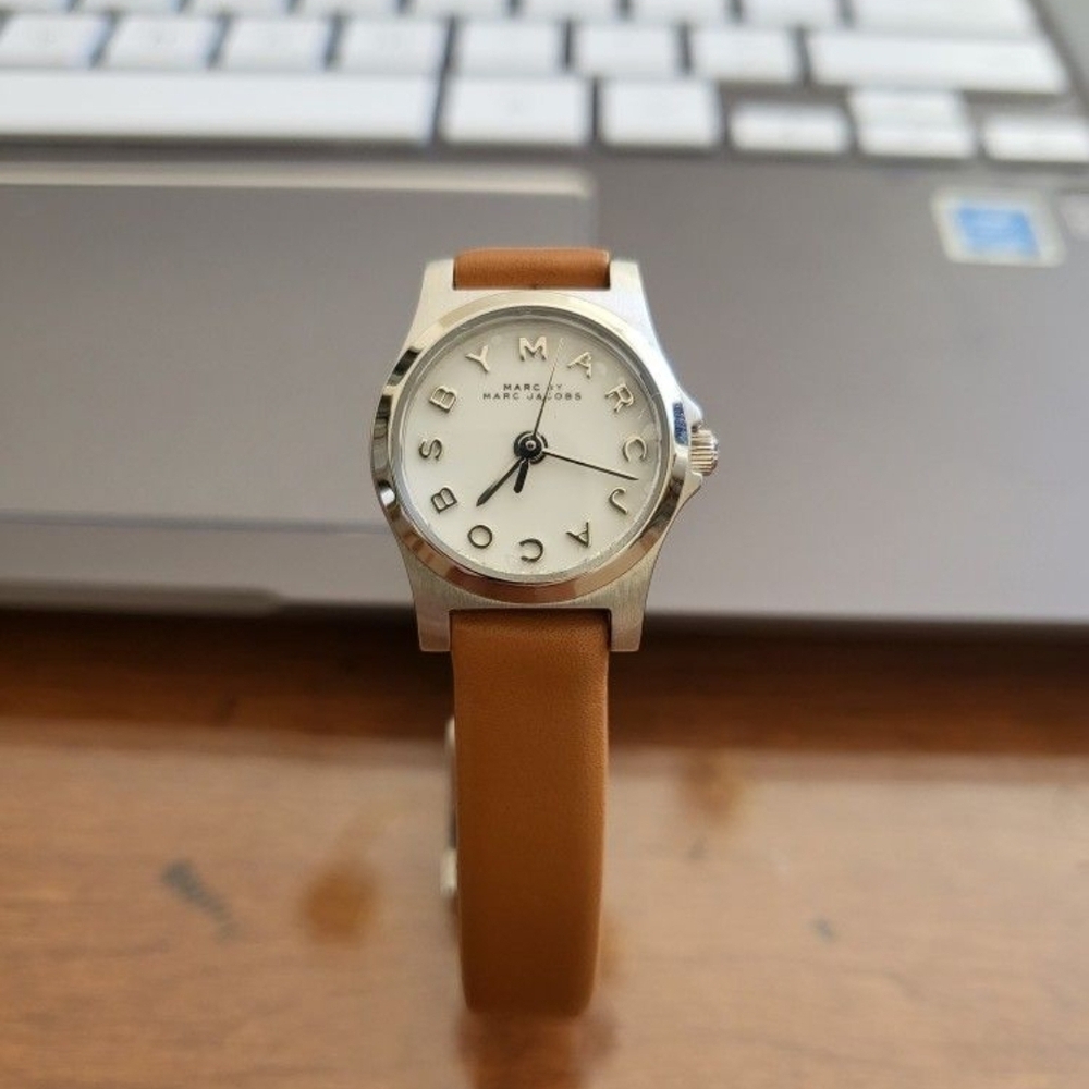 Marc Jacobs Silver Case with Brown Strap